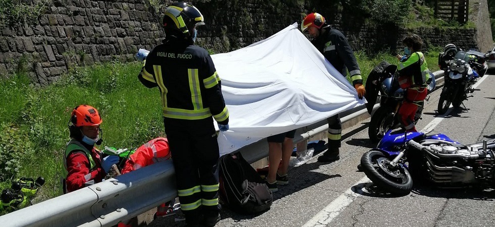 Tre motociclisti si scontrano e finiscono a terra in val di Fiemme