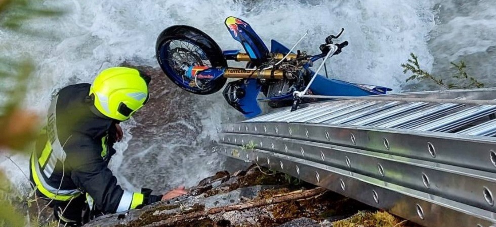 Perde il controllo della moto e finisce con il mezzo nel greto del torrente, trasferito in gravi condizioni all'ospedale