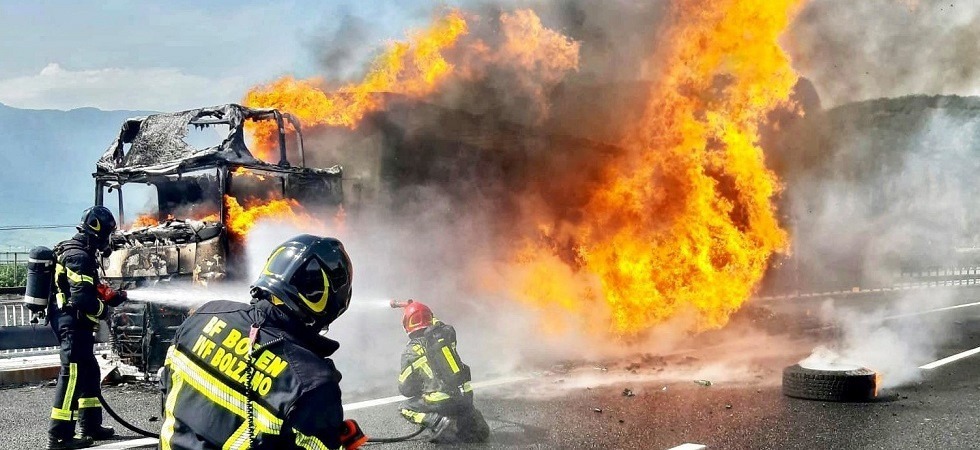 A22, in fiamme un camion che trasporta bottiglie, tamponamento fra le auto in colonna: traffico paralizzato