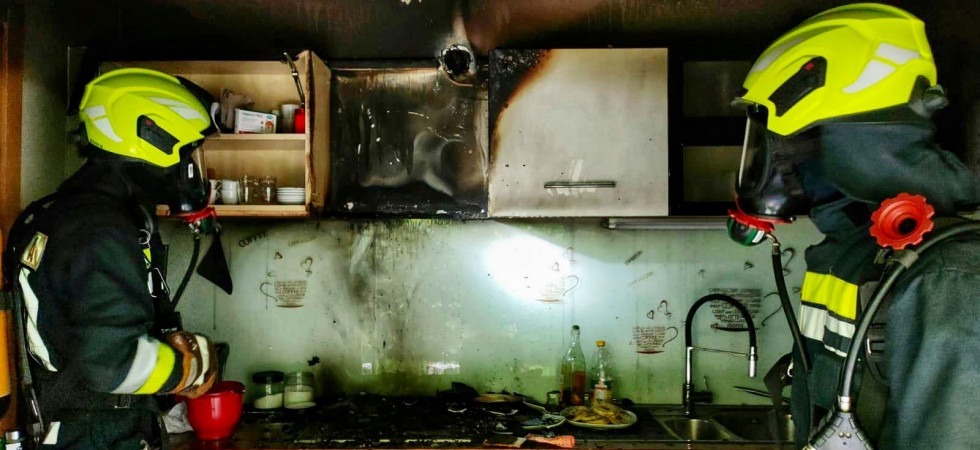 Le fiamme avvolgono la cucina, paura in una palazzina