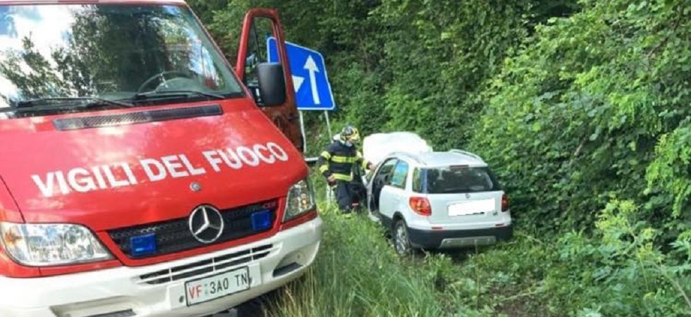 Perde il controllo dell'auto: si schianta contro la segnaletica stradale e la corsa finisce nel fossato