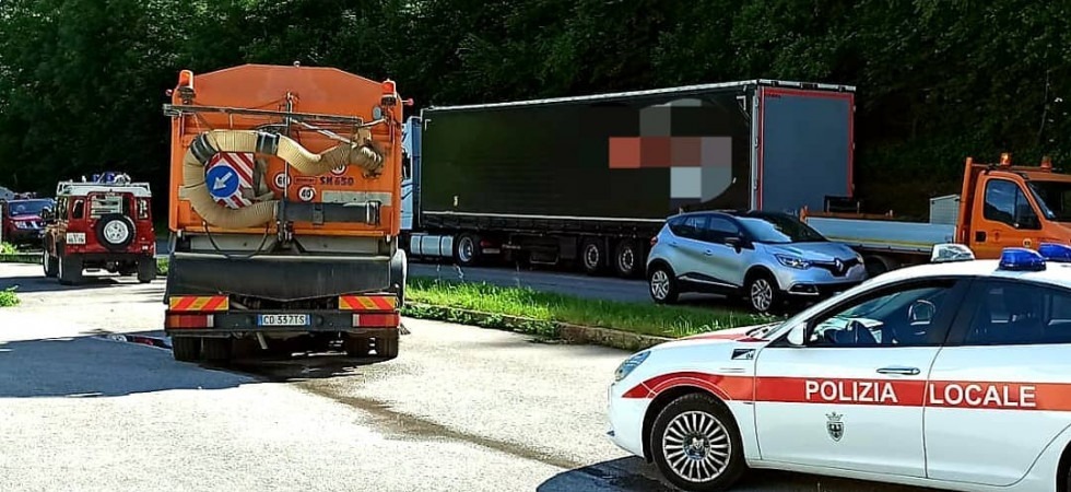 Incidente sulla Ss237, un mezzo pesante finisce fuori strada