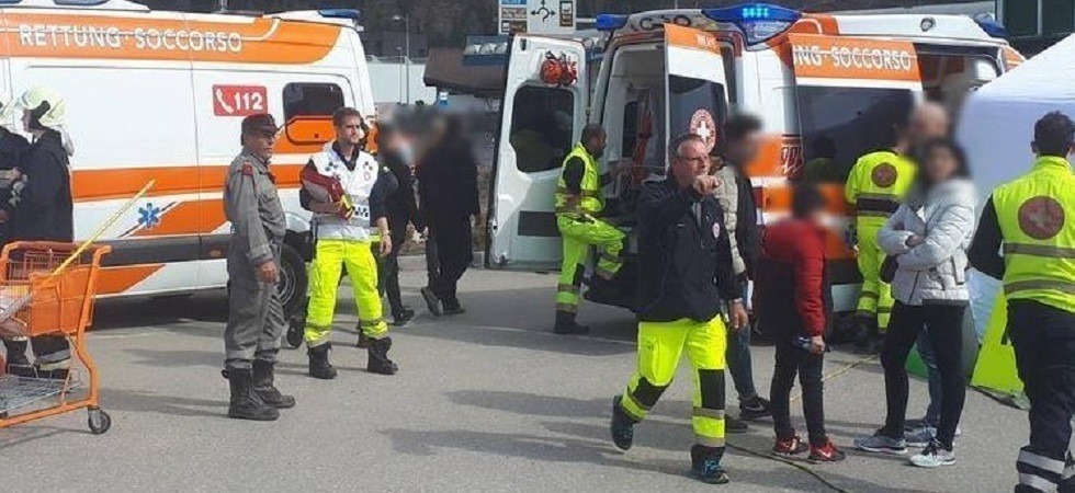 Foto d'archivio Sassi, bottiglie e bastonate contro i passanti: un uomo dà in escandescenza e ferisce 9 persone nel centro di Laives