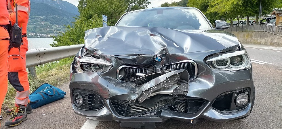 Incidente sulla Valsugana (LE FOTO), vuole svoltare ma viene centrata da un'altra auto e sbalzata in avanti di una