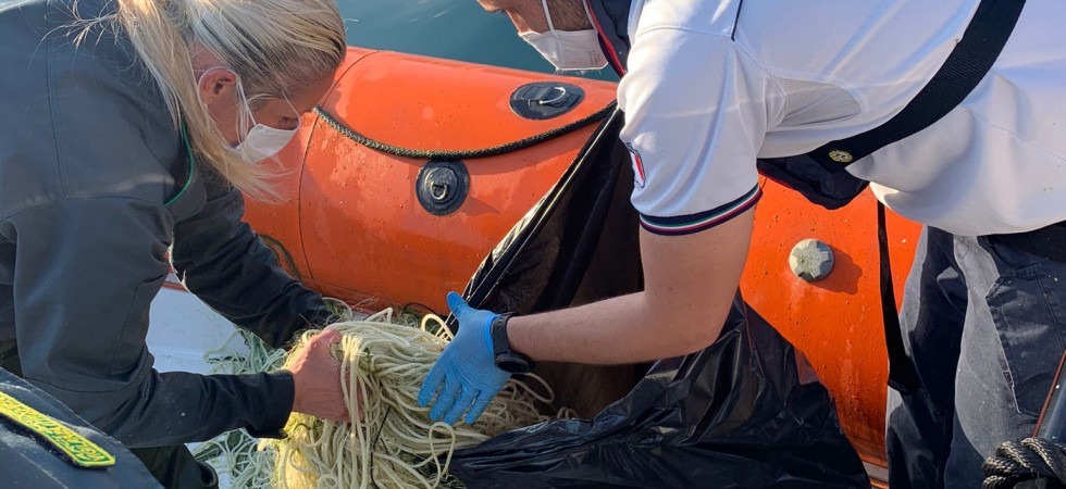 Una rete di 2 chilometri pericolosa per fauna, sub, imbarcazioni alla deriva nel Garda