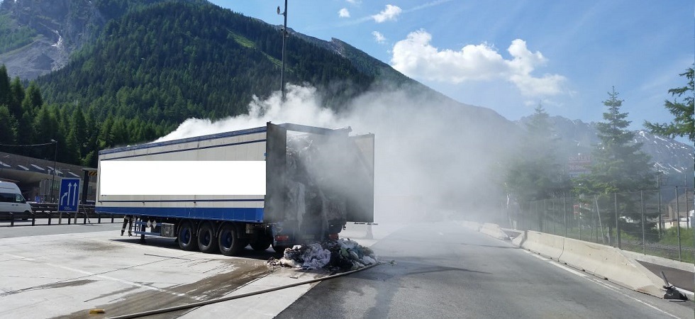 Un mezzo pesante con merce pericolosa e sostanze chimiche prende fuoco in A22