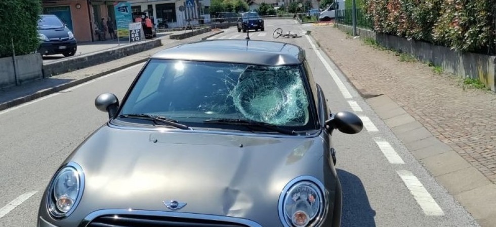 In bici viene travolto dalla macchina e scaraventato sull'asfalto, minorenne trasportato in ospedale
