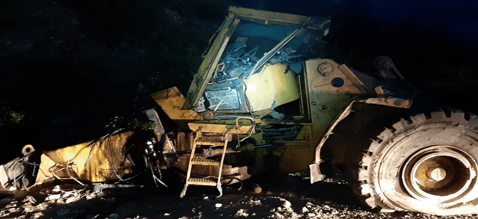 Prima la festa, poi la tragedia sfiorata con la ruspa rubata che precipita per 300 metri: erano in 9 i giovani nella cava