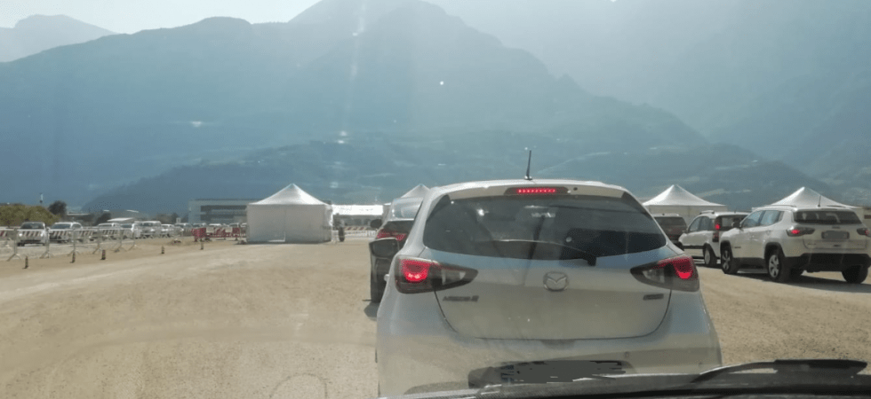Il drive through di Trento Sud si trasforma in una fornace tra sole, polvere e attese con motore acceso