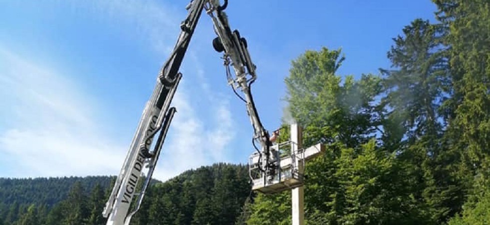 Lance d'acqua e idropulitrici, spazzole e tanto impegno, i volontari di Pro loco e vigili del fuoco riportano all'antico