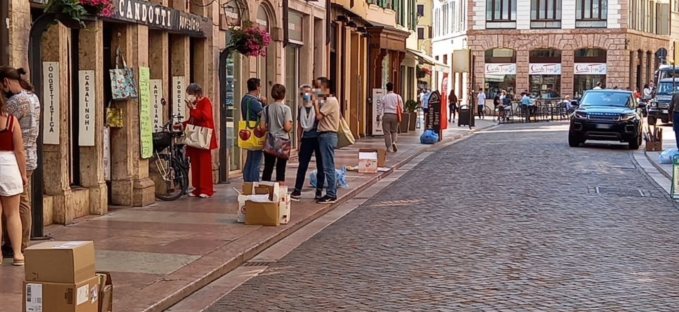 Festival dell'Economia, pochi scoiattoli e tanta immondizia (poi raccolta) lungo le vie del centro storico di Trento