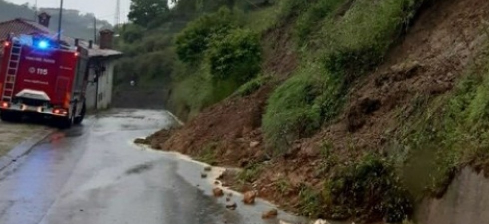 Troppa pioggia, un torrente esce dagli argini e un'auto viene bloccata da acqua e fango