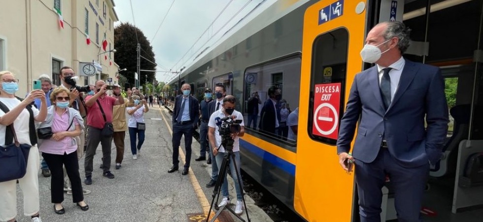 Treno elettrico appena inaugurato e subito imbrattato, l'ira di Zaia