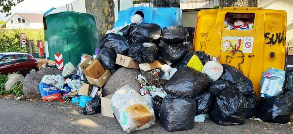 Furbetti dei rifiuti, abbandona una caldaia fuori dall'isola ecologica: sanzionato