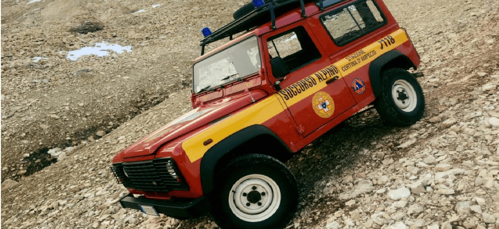 Scivola sul sentiero e si infortuna alla caviglia, escursionista recuperata dal soccorso alpino con il fuoristrada