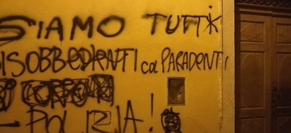 Muri imbrattati a Trento, i danni degli incivili superiori a quelli causati da M49 in un intero anno