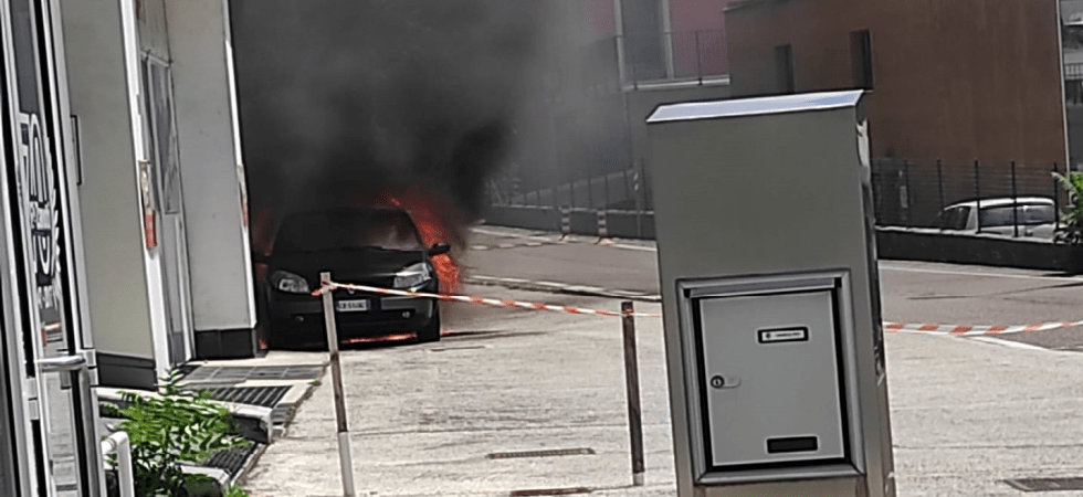 Parcheggia l'auto e questa prende fuoco, attimi di paura fuori dal Vertical di Trento