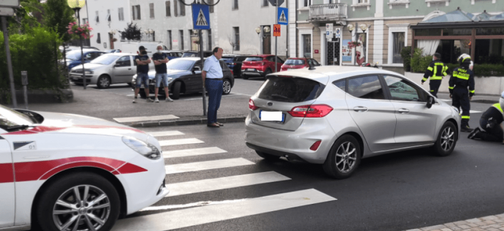 Scontro tra una giovane ciclista e un'auto