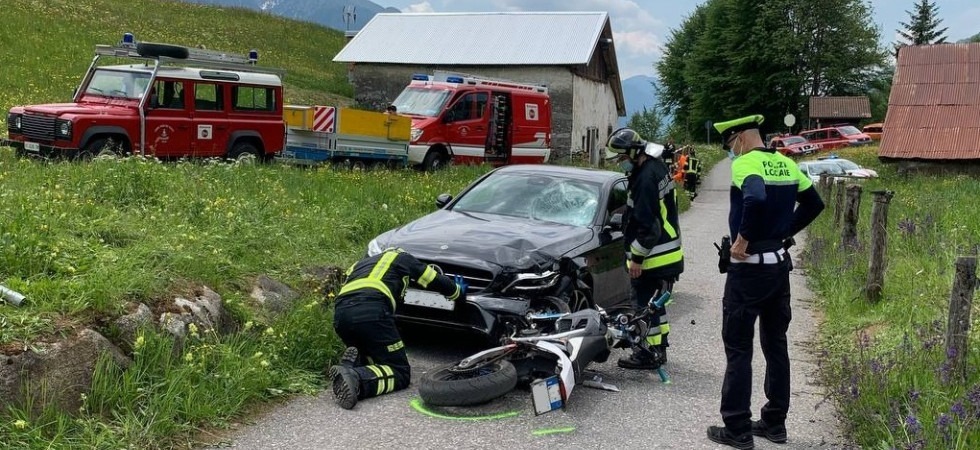 Si schianta con la moto contro un'auto e viene sbalzato sul parabrezza, 17enne elitrasportato al Santa Chiara