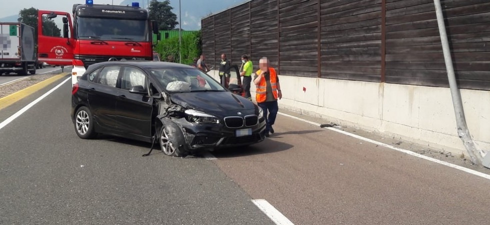 Perde il controllo dell'auto e si schianta contro il muro di cemento