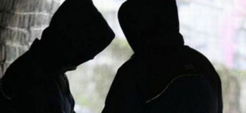 L'hanno picchiata, colpita con lo spray urticante, investita e trasportata per centinaia di metri sul cofano