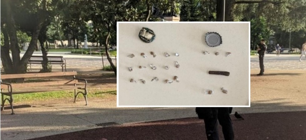 Un insolito numero di tappi di bottiglia vicino alle panchine a Trento: venivano usati per spacciare, arrestato un pusher