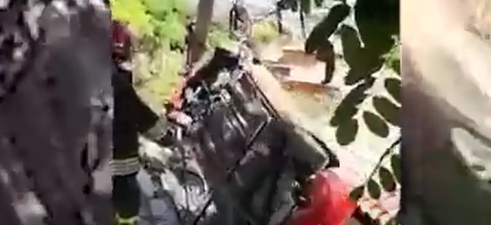 Il freno a mano non funziona e l'auto sfonda una recinzione e piomba su una casa