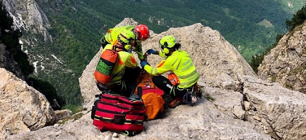 Perde l’appiglio e precipita per diversi metri: elitrasportato in codice rosso, è in gravi condizioni