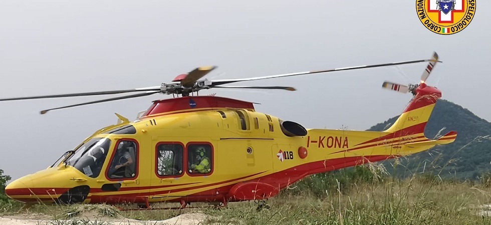 Cade durante una gara di mountain bike, soccorritori e elicottero recuperano una 53enne