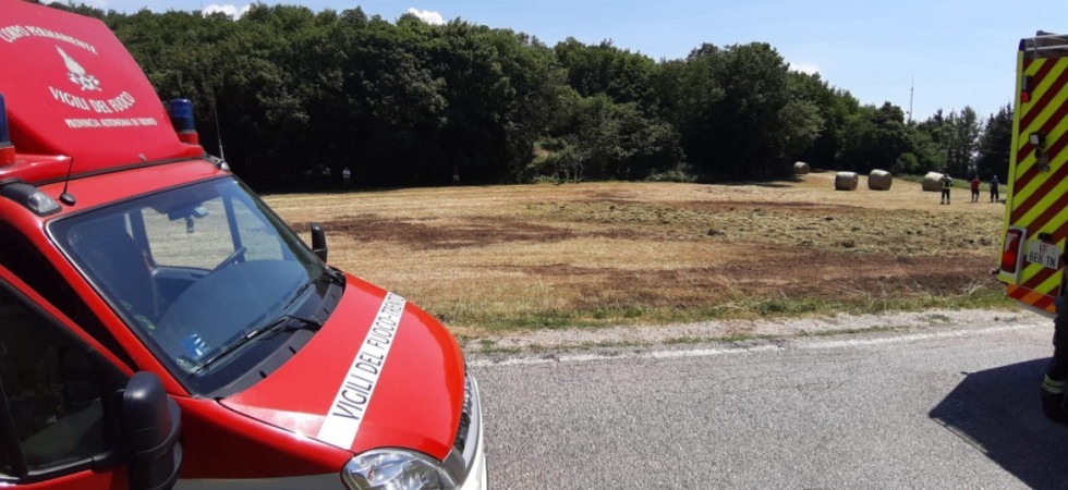 In due giorni otto rotoballe in fiamme nella stessa zona, si teme la presenza di un piromane