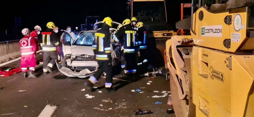 Si schianta con l'auto contro il cantiere stradale