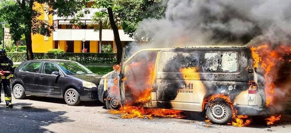 Il furgone in pochi secondi viene avvolto dalle fiamme