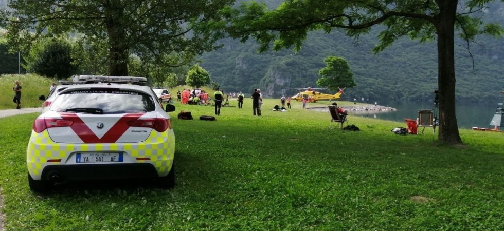 Paura al lago d'Idro, sbaglia manovra con il parapendio e precipita in acqua