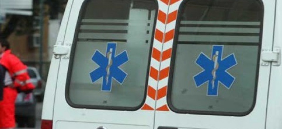 Tocca il congelatore e riceve una scossa fortissima, 14enne trasportato in ospedale
