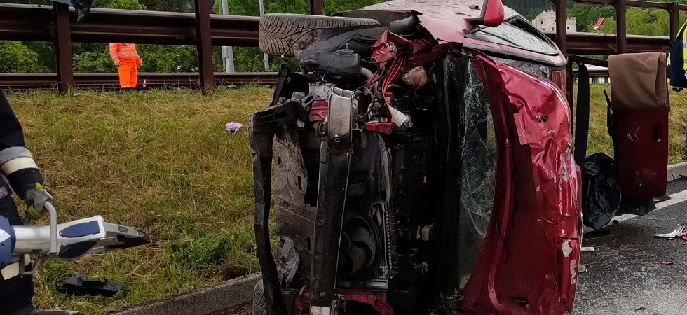 Perde il controllo dell'auto e si rovescia in autostrada, vettura distrutta e una persona in ospedale