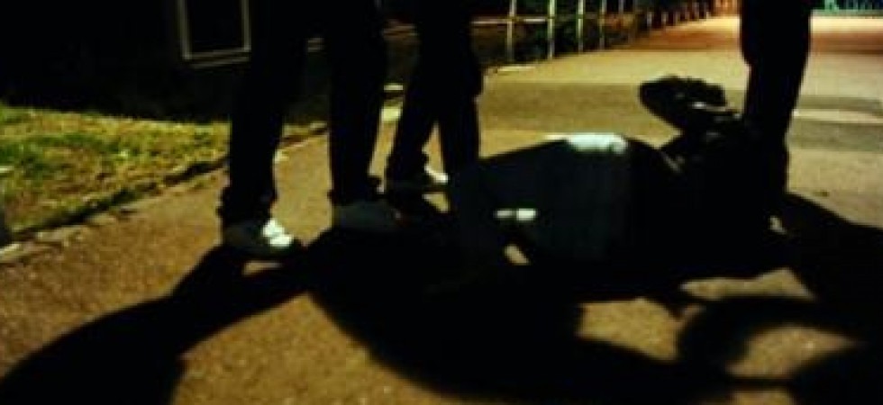 Coppia aggredita nella notte, fermati quattro ragazzi: 3 sono minorenni