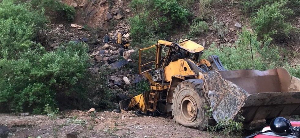 Notte di follia, cinque 20enni rubano una ruspa, precipitano in un burrone e finiscono nell'Avisio