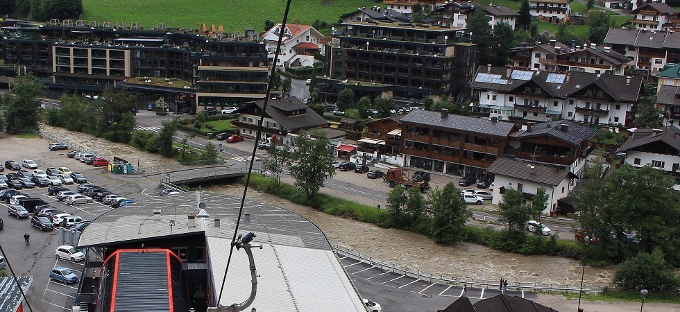 Maltempo, massima attenzione per i fiumi in Alto Adige, oltre 60 vigili del fuoco e 6 escavatori in azione per ridurre la