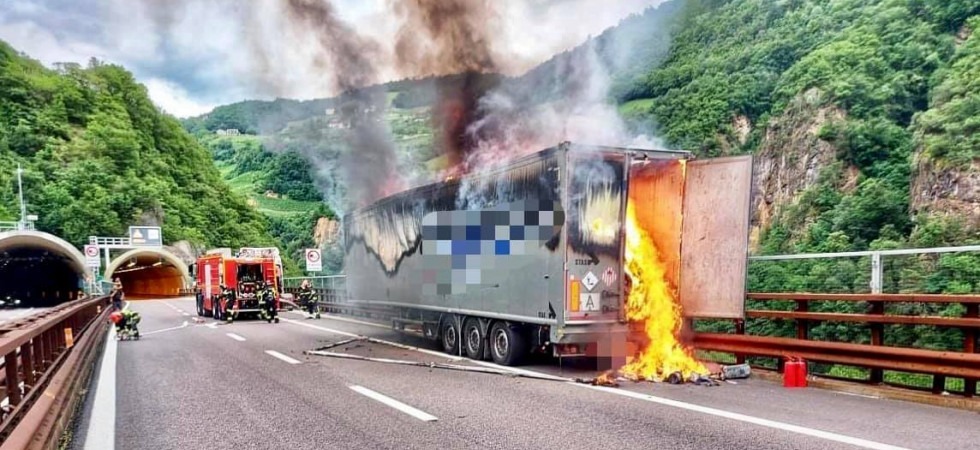 Foto Vigili del Fuoco Paura sull'A22, va a fuoco il rimorchio di un camion con tutta la merce