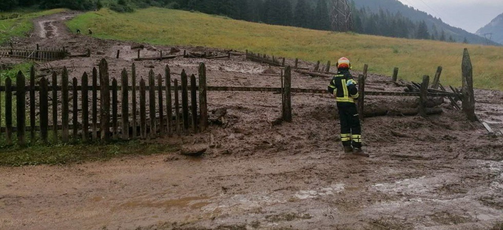 Una colata di fango e sassi invade la strada in val di Fassa
