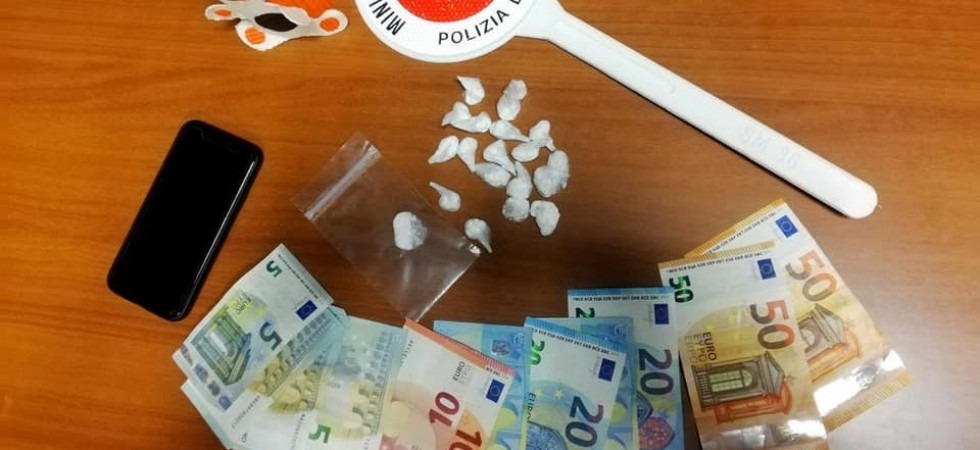 Spacciava cocaina in scooter nei dintorni dell'Università: arrestato pusher di 19 anni