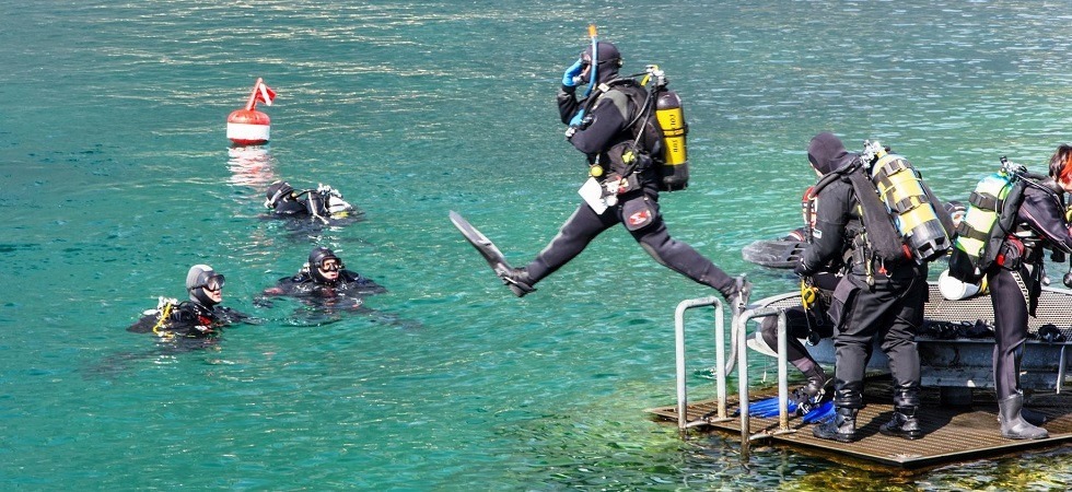 Foto d'archivio Si immerge nel lago di Garda ma ha problemi di decompressione: sommozzatore trasferito in camera iperbarica