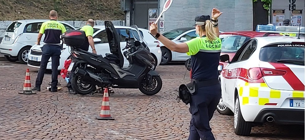 Scontro auto-moto in centro a Trento, una persona a terra e disagi alla viabilità