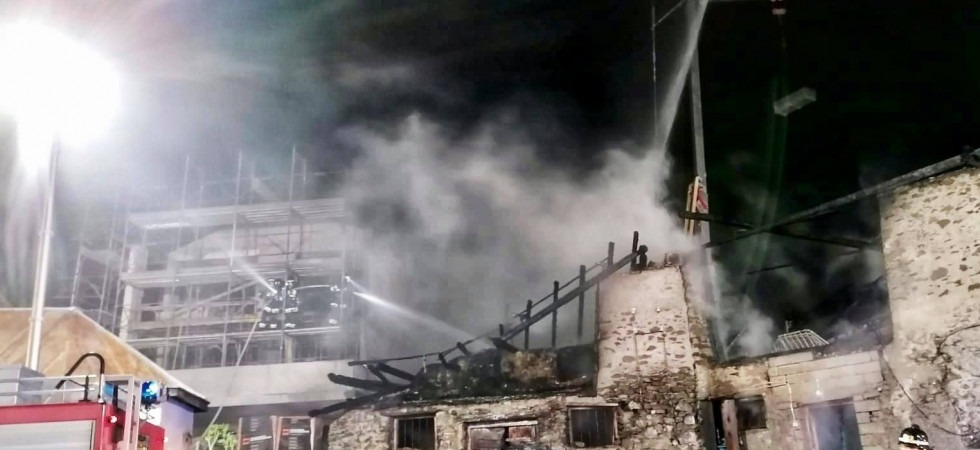 Incendio nella notte, distrutto un fienile