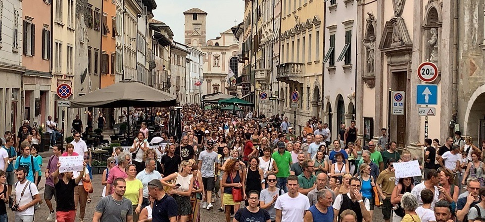 VIDEO e FOTO. Trento, centro storico invaso da 'no vax' e 'no pass': Basta dittatura''
