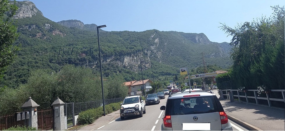 Una moto tampona un autoarticolato e il traffico sulla statale di Loppio si blocca