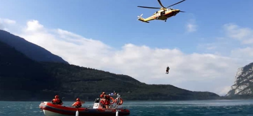 Paura al lago di Molveno, una canoa abbandonata in mezzo il lago fa scattare l'allarme: intervengono i sommozzatori