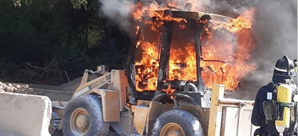 Escavatore avvolto dalle fiamme, sul posto vigili del fuoco e forze dell'ordine