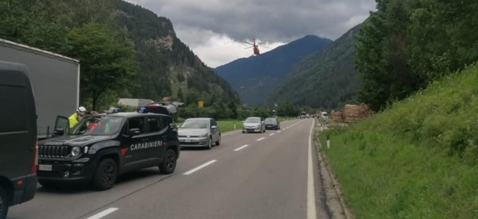 Una persona travolta da un'auto sulla statale del Brennero