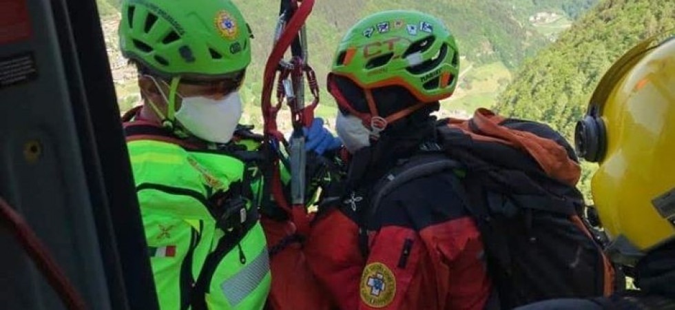 Foto d'archivio Turisti spagnoli bloccati sulla ferrata: il soccorso alpino li recupera con l’elicottero